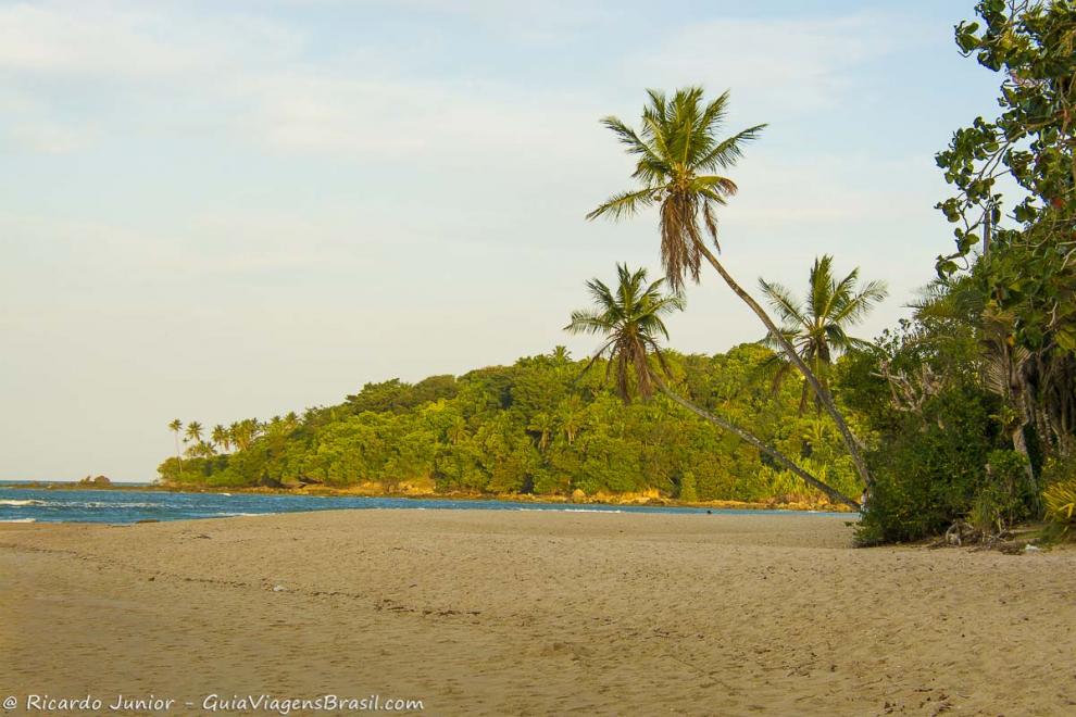 Imagem do mar com azul do Caribe na Praia da Boca da Barra.